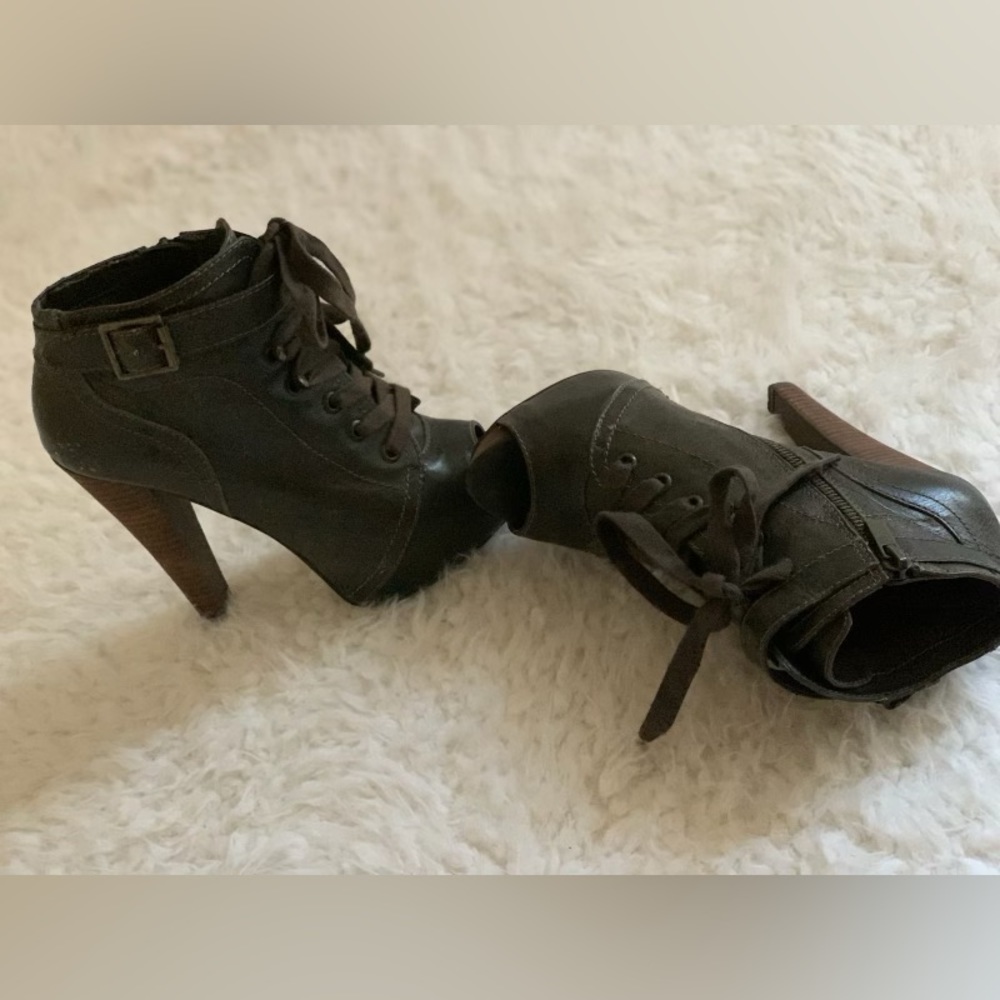 ALDO 
Size: 7 
Color: Dark Green 😍